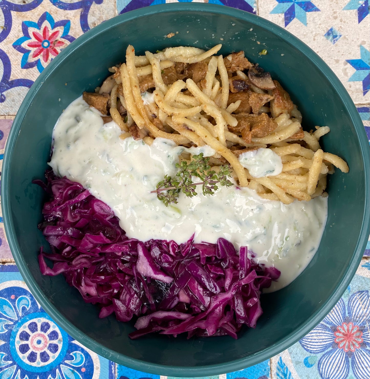 Mittwoch (15.10.25) - Veggie-Gyros mit Spätzle und Pilzen dazu Rotkohlrohkost und Tzatziki