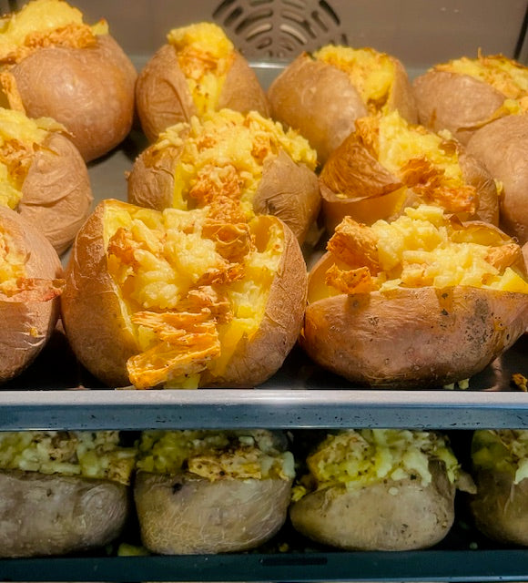 Montag (20.10.25) - Mit Sonnenblumenhack gefüllte, überbackene Ofenkartoffel dazu Coleslaw-Krautsalat