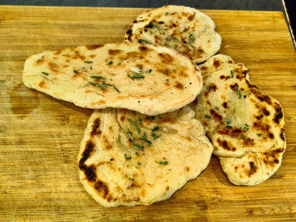 Dienstag (21.10.25) - Rotes Linsendaal mit frisch gebackenem Naan